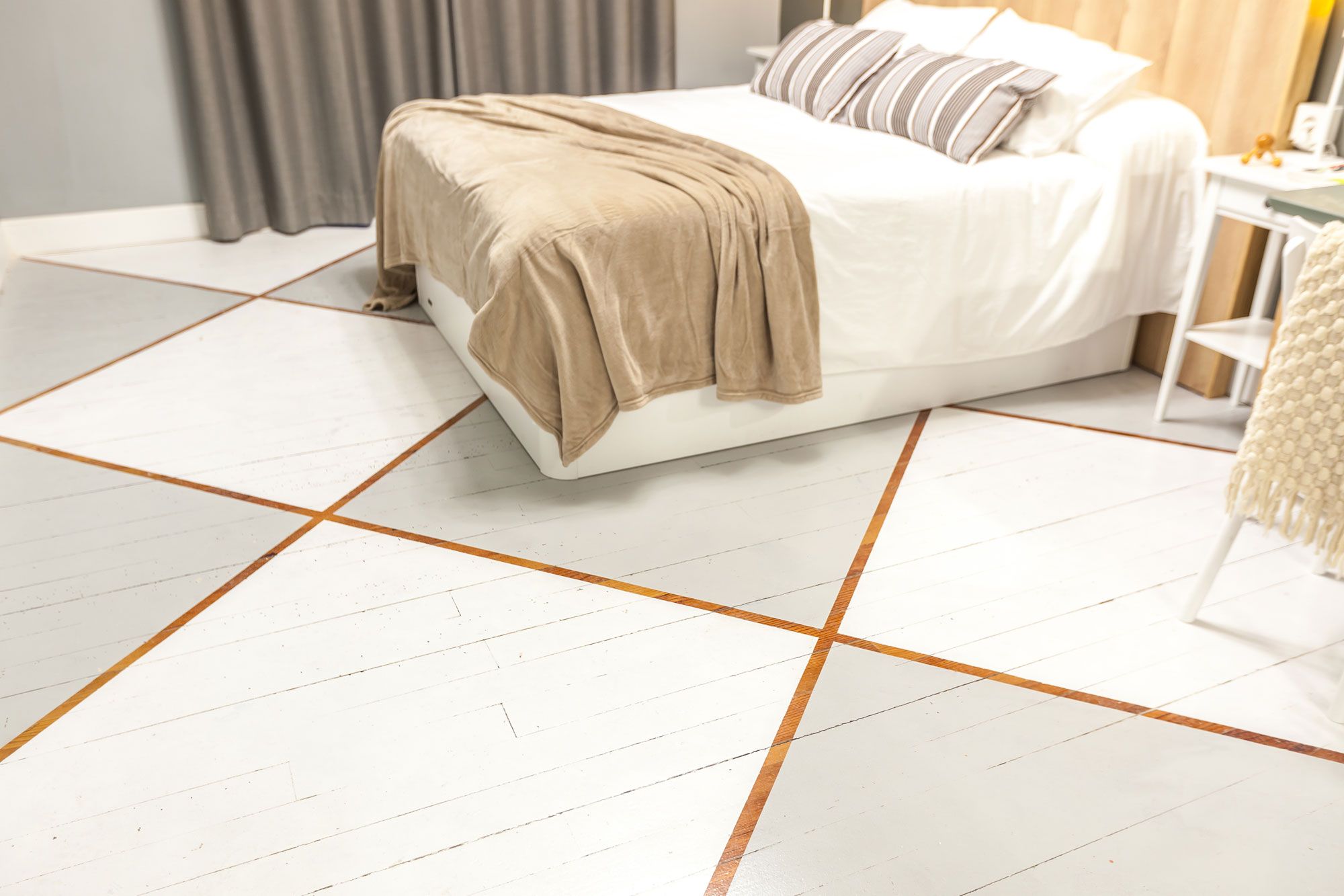 Dormitorio elegante con mini estudio nórdico 8