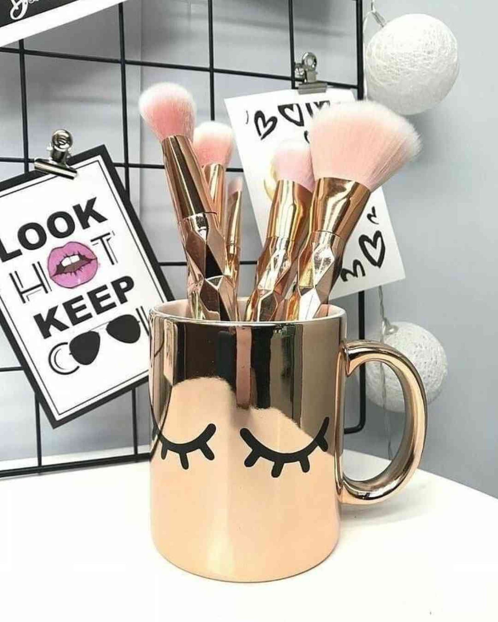ideas reutilizar tazas recipiente brochas maquillaje