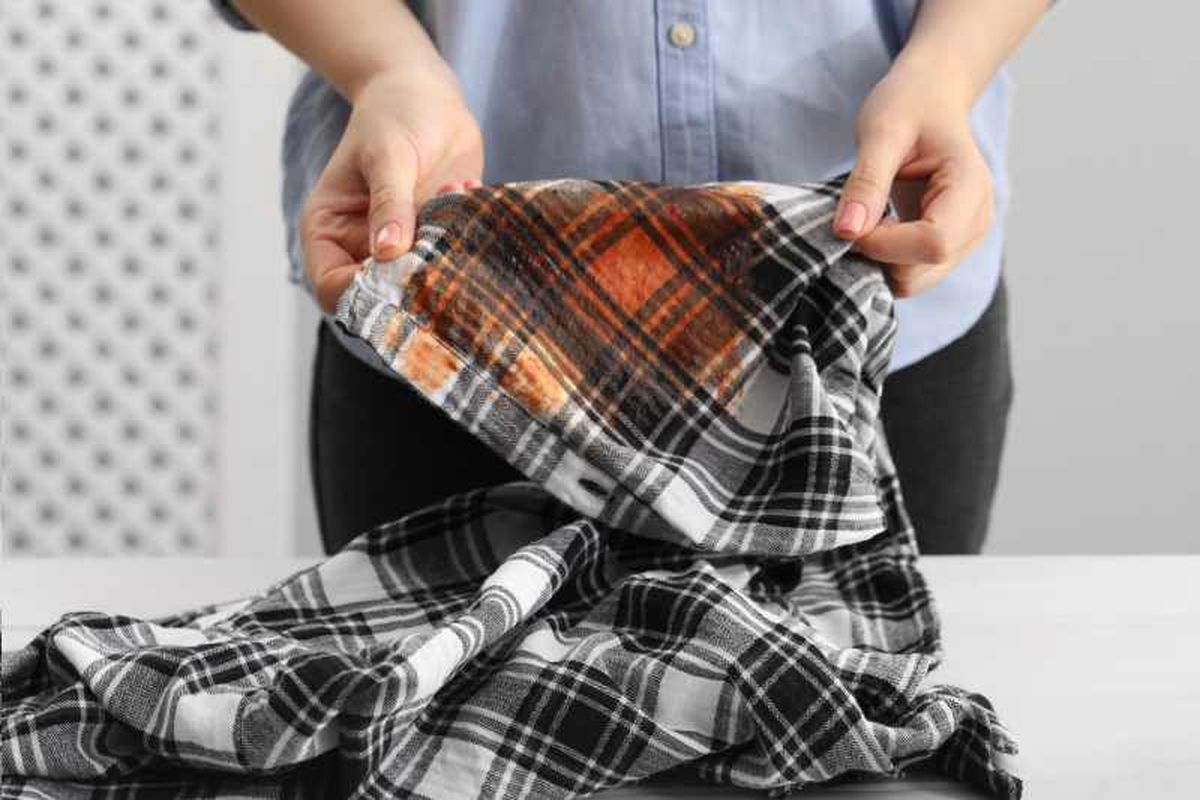 Mancha de kétchup extendida en camisa