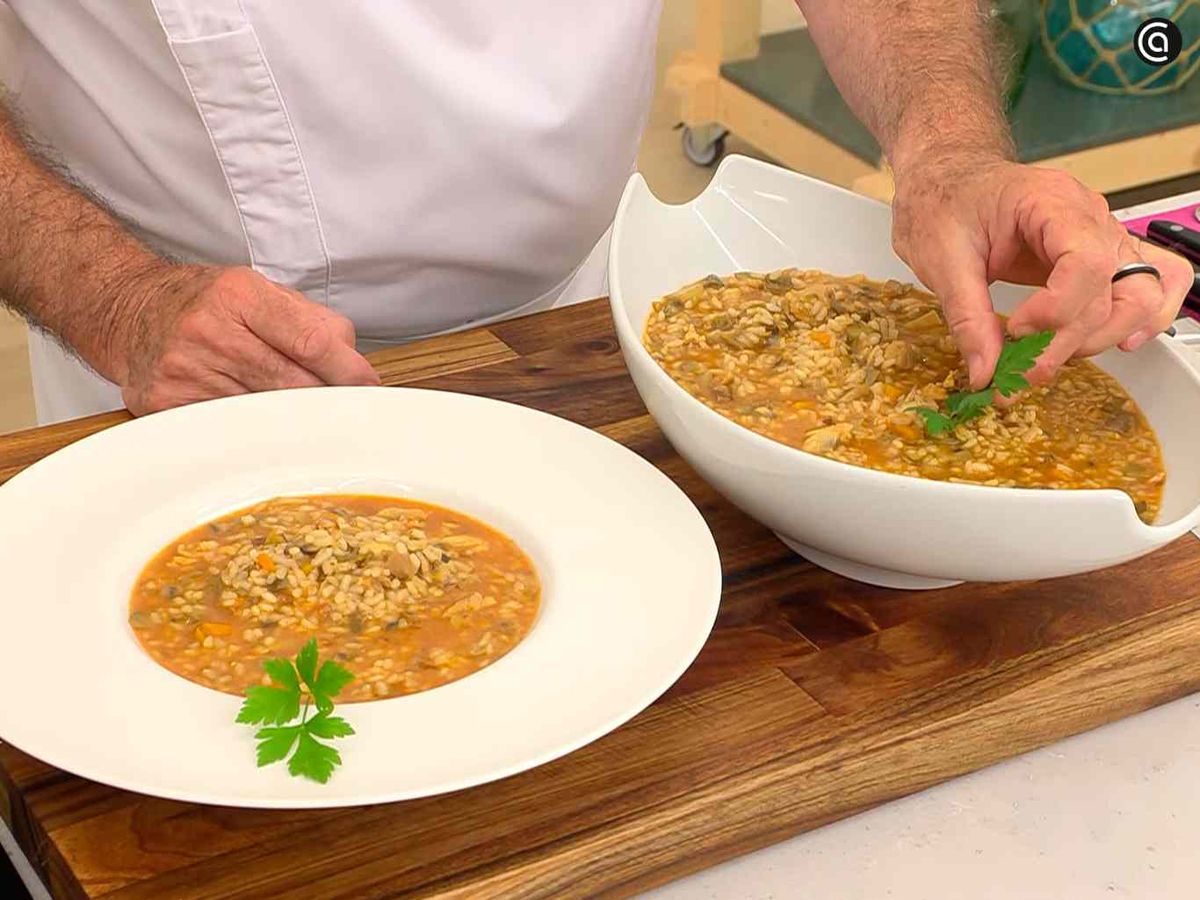 Sirve el arroz caldoso de pollo