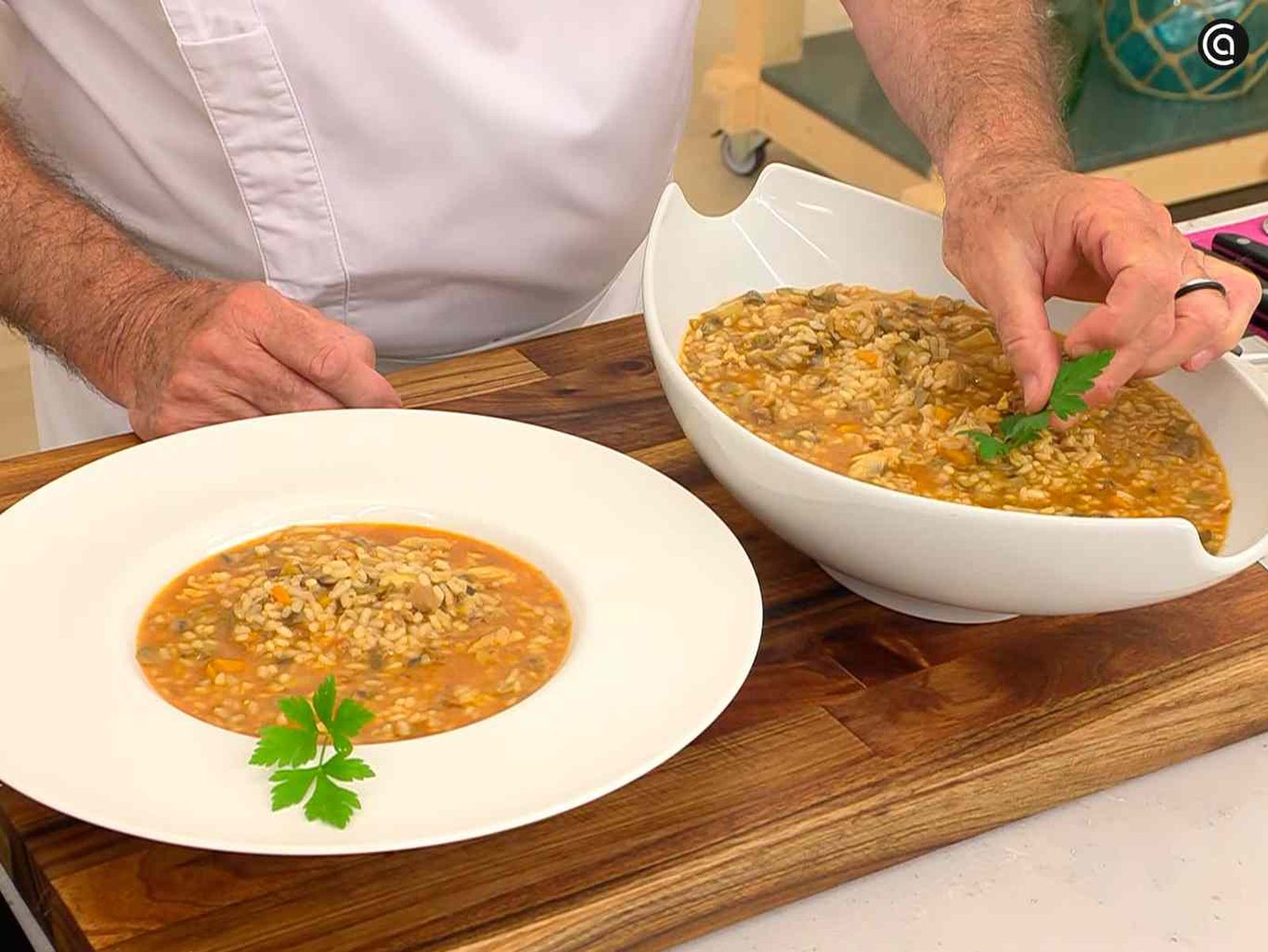 Sirve el arroz caldoso de pollo