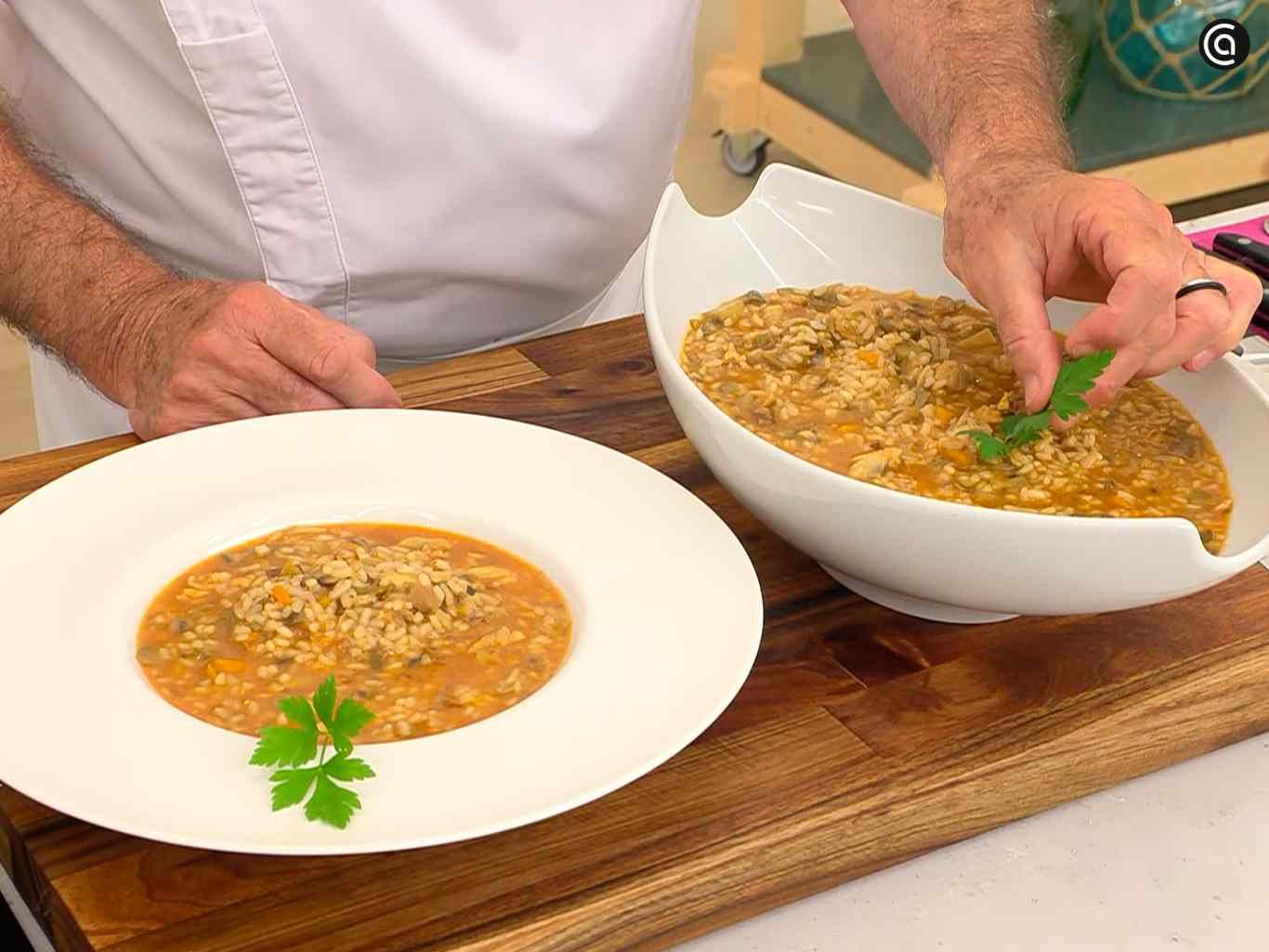 Sirve el arroz caldoso de pollo
