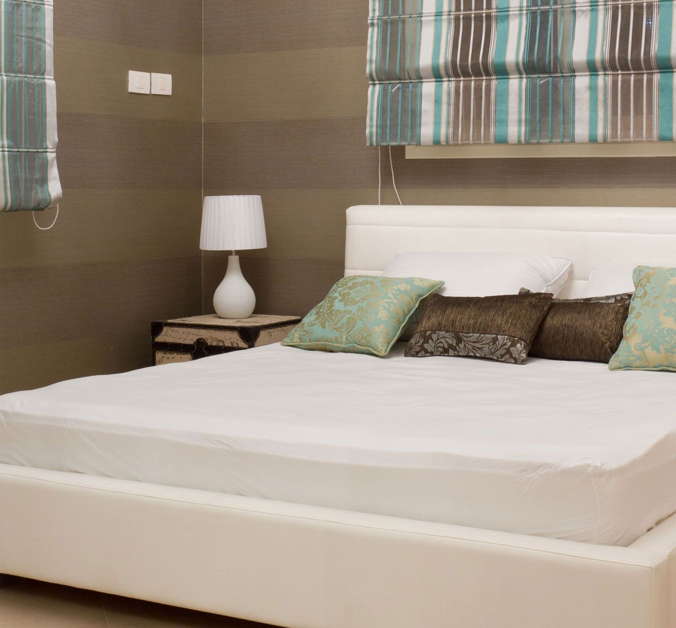 Dormitorio con líneas horizontales   lampara mesita