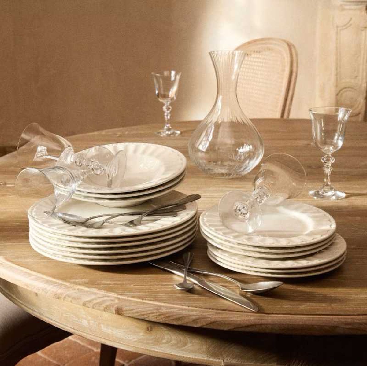 Vajilla sencilla de estilo provenzal.