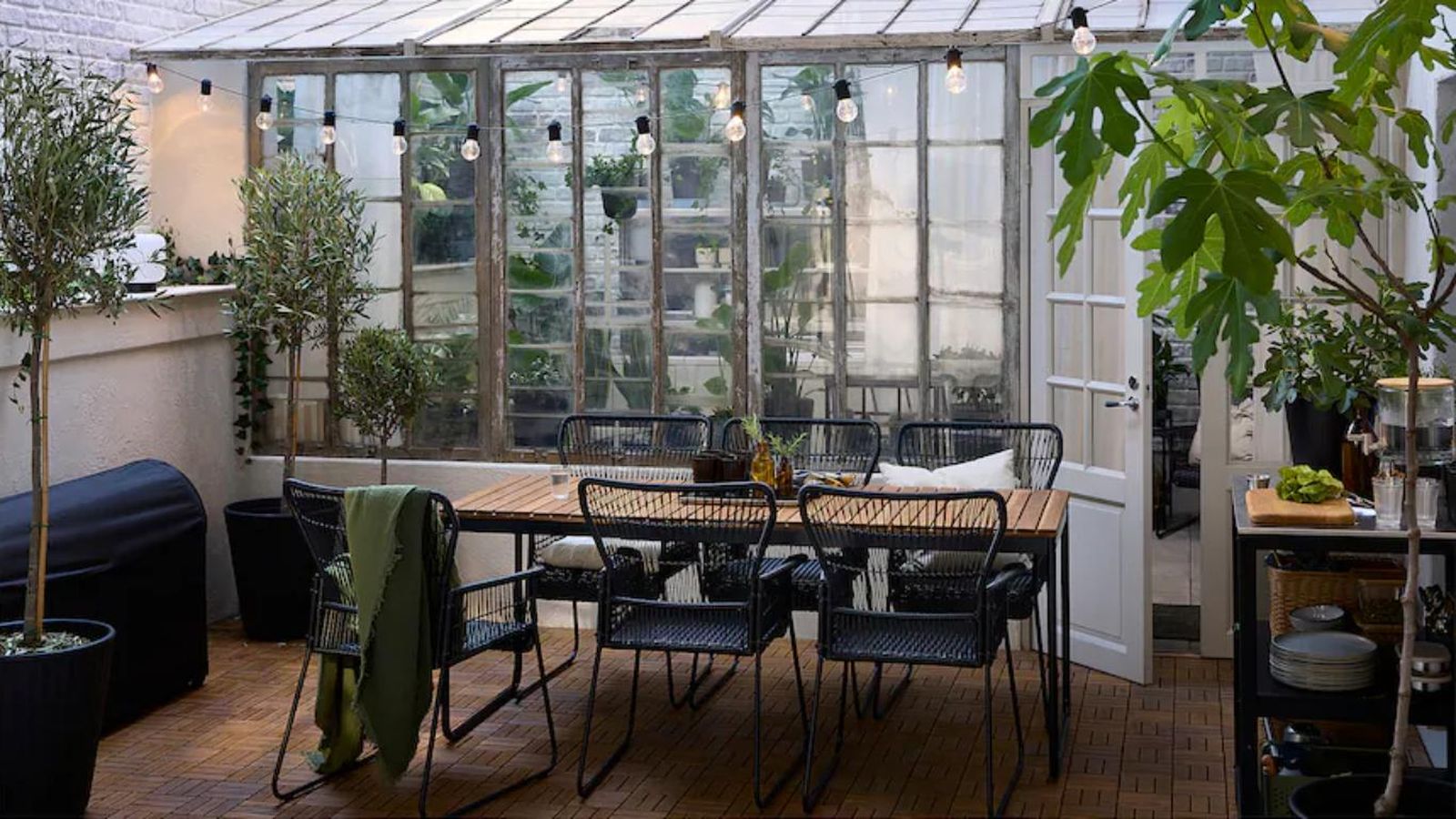 Salón comedor con mesa extensible VÄSMAN.