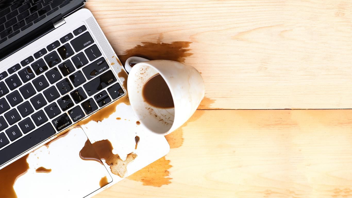 Derramar el café sobre el ordenador portátil es algo bastante habitual.