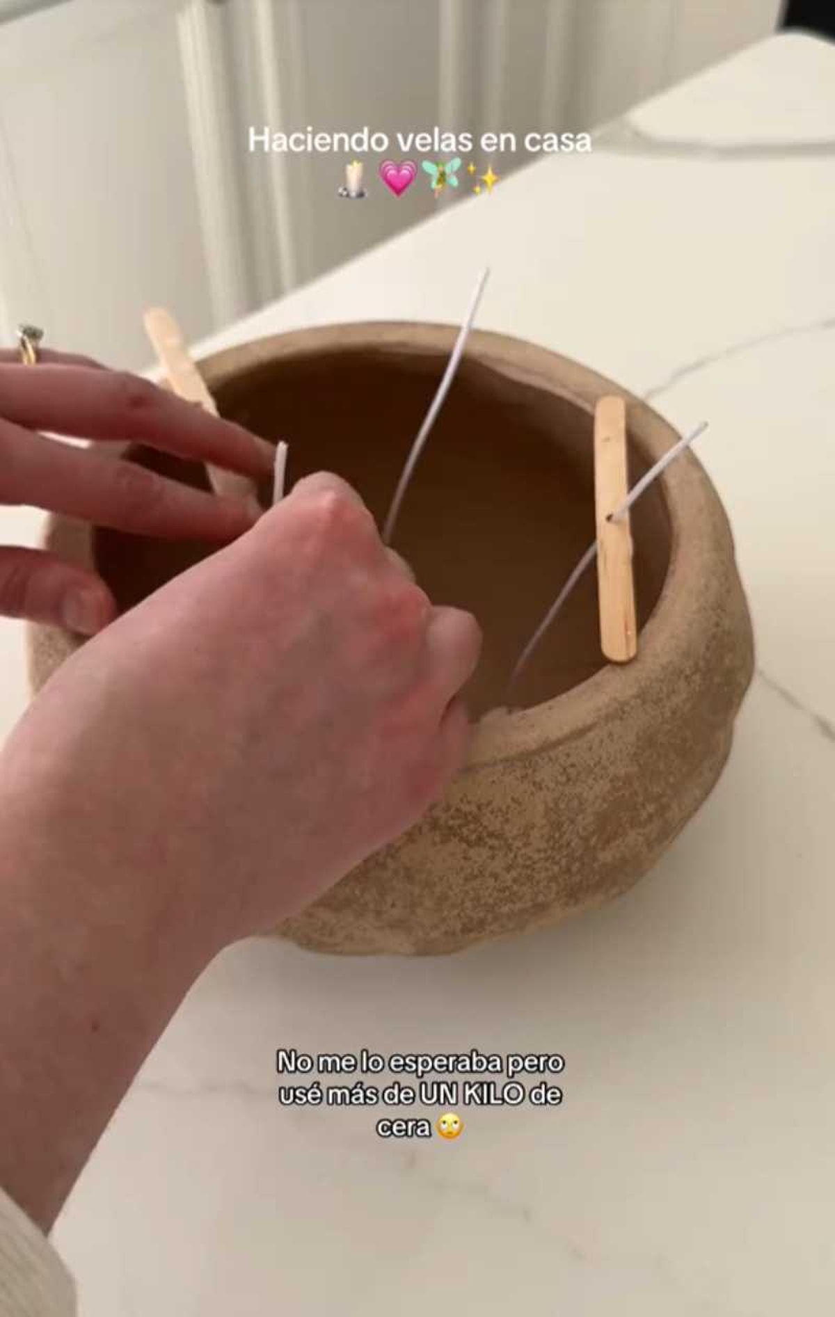 Colocar las mechas en la maceta.