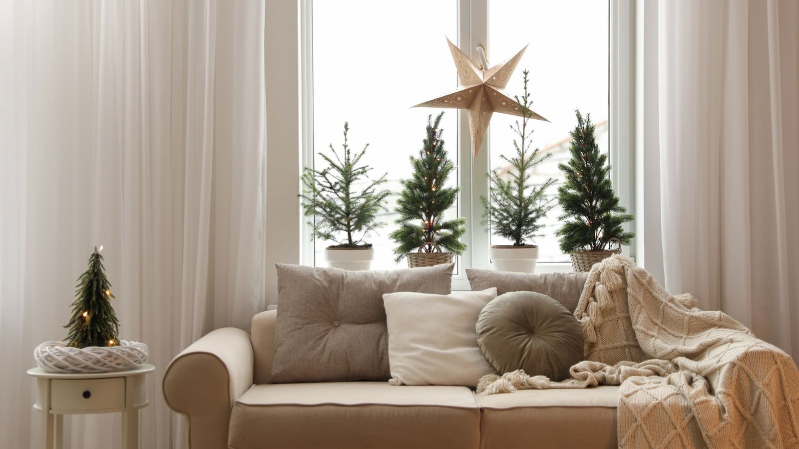 Salón con adornos de Navidad en la ventana.