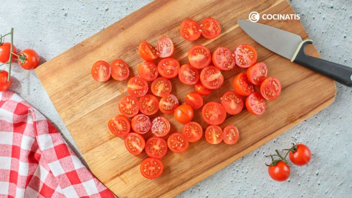 Cortamos los tomates cherry por la mitad