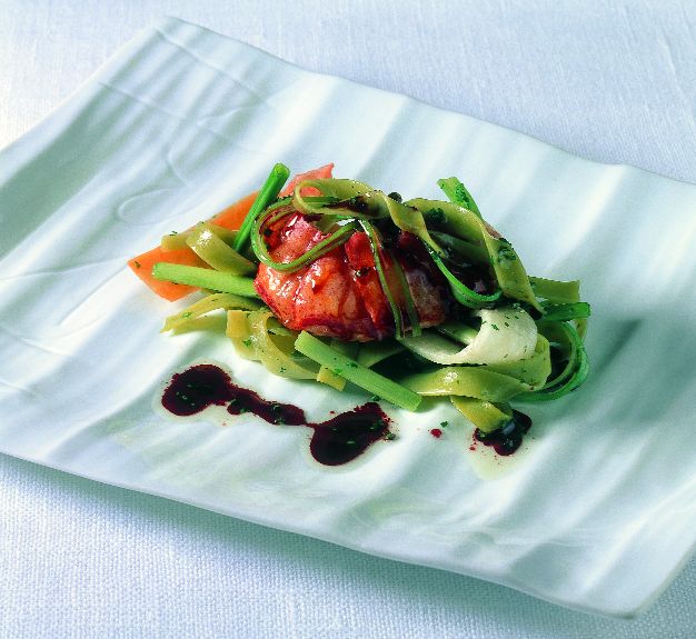 Pasta con bogavante, verduras y salsa de vino tinto