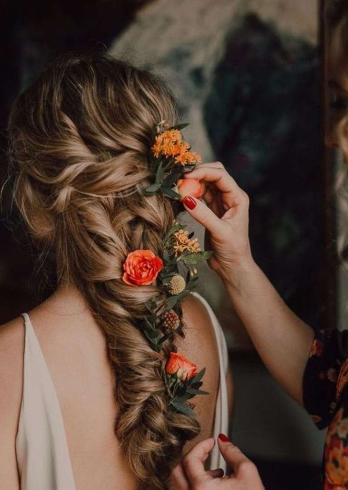 Trenza con accesorios florales