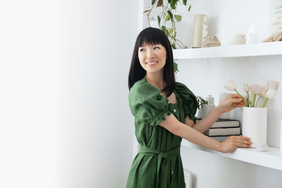 Marie Kondo popularizó el 'Decluttering' en su método Konmari / Imagen: KonMari