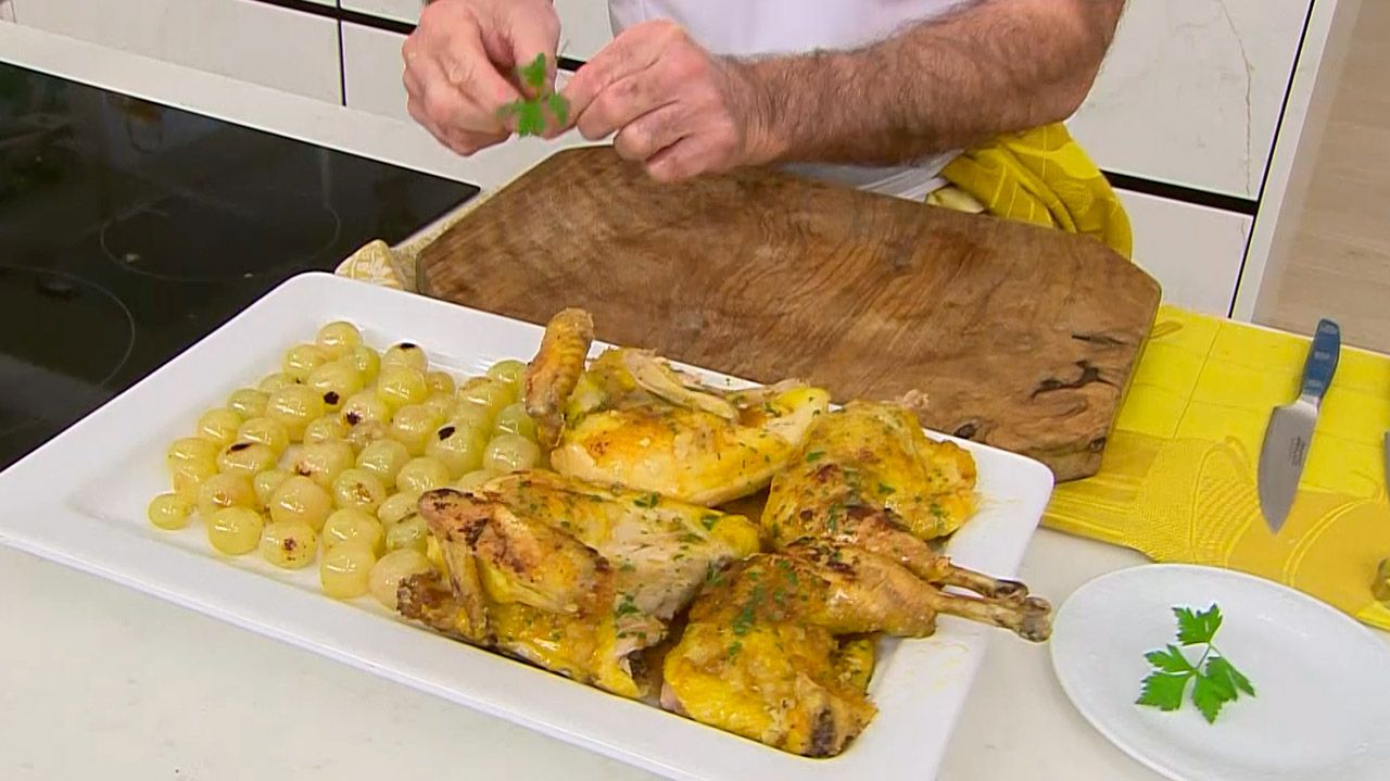 KARL66740320 pollo asado con uvas receta karlos arguinano paso5