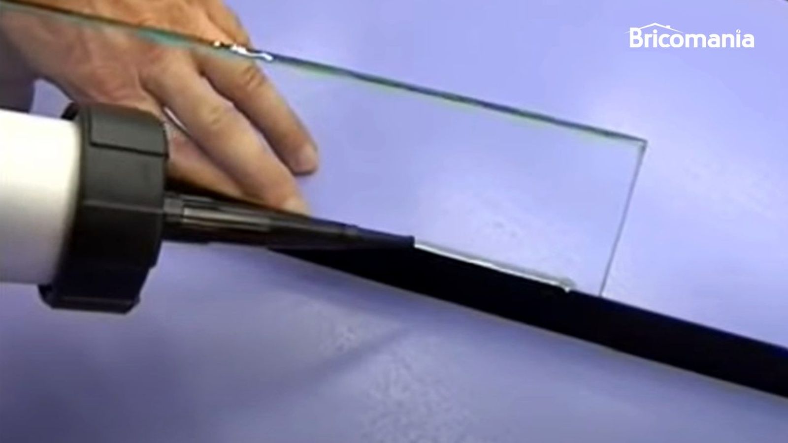 Aplicando silicona ácida en un cristal