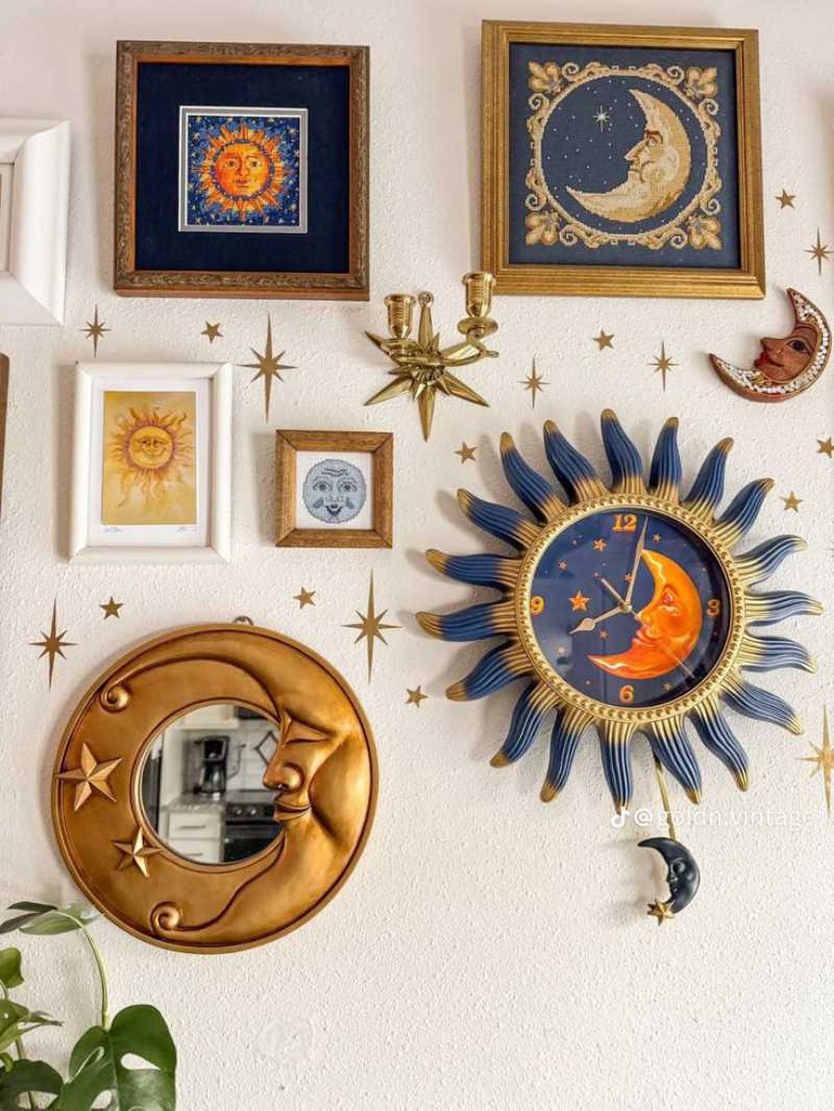 Decoración witchy con adornos de lunas y soles.
