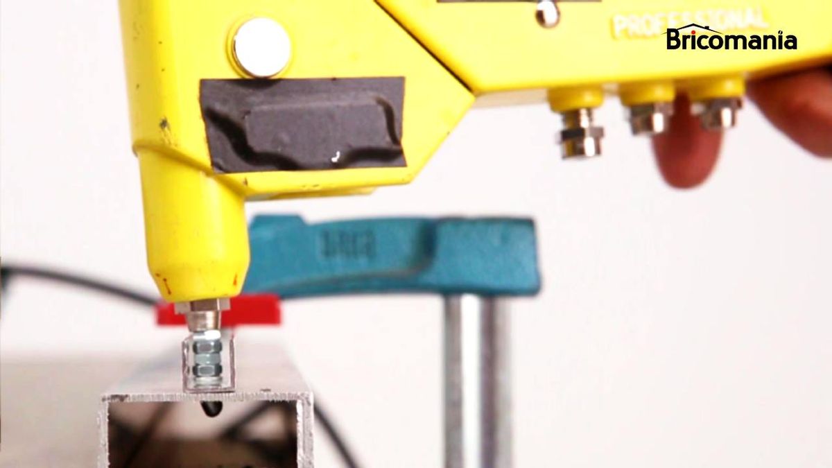 Técnica para hacer remaches en perfiles en forma de U