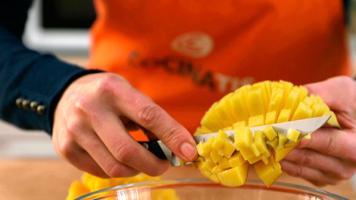 Receta de ensalada de jamón de pato y frutas  paso 1