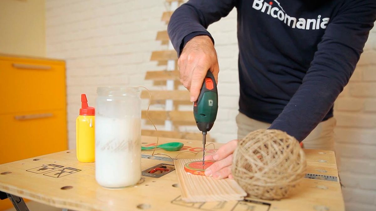 Cómo hacer bolas de Navidad con cuerdas paso 4