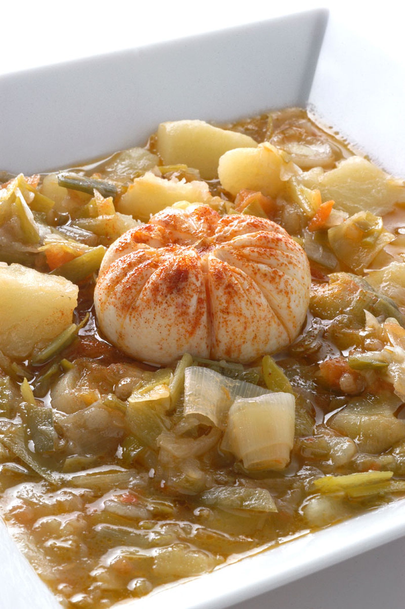 Puerros con patatas y huevos escalfados