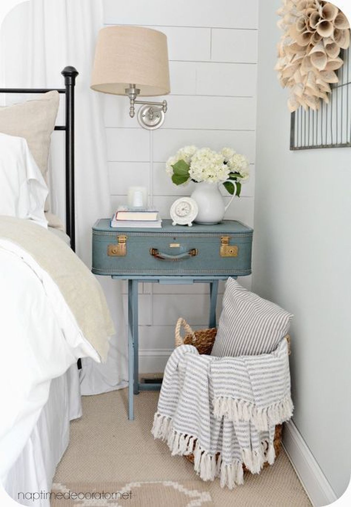 maleta antigua restaurada mesilla azul