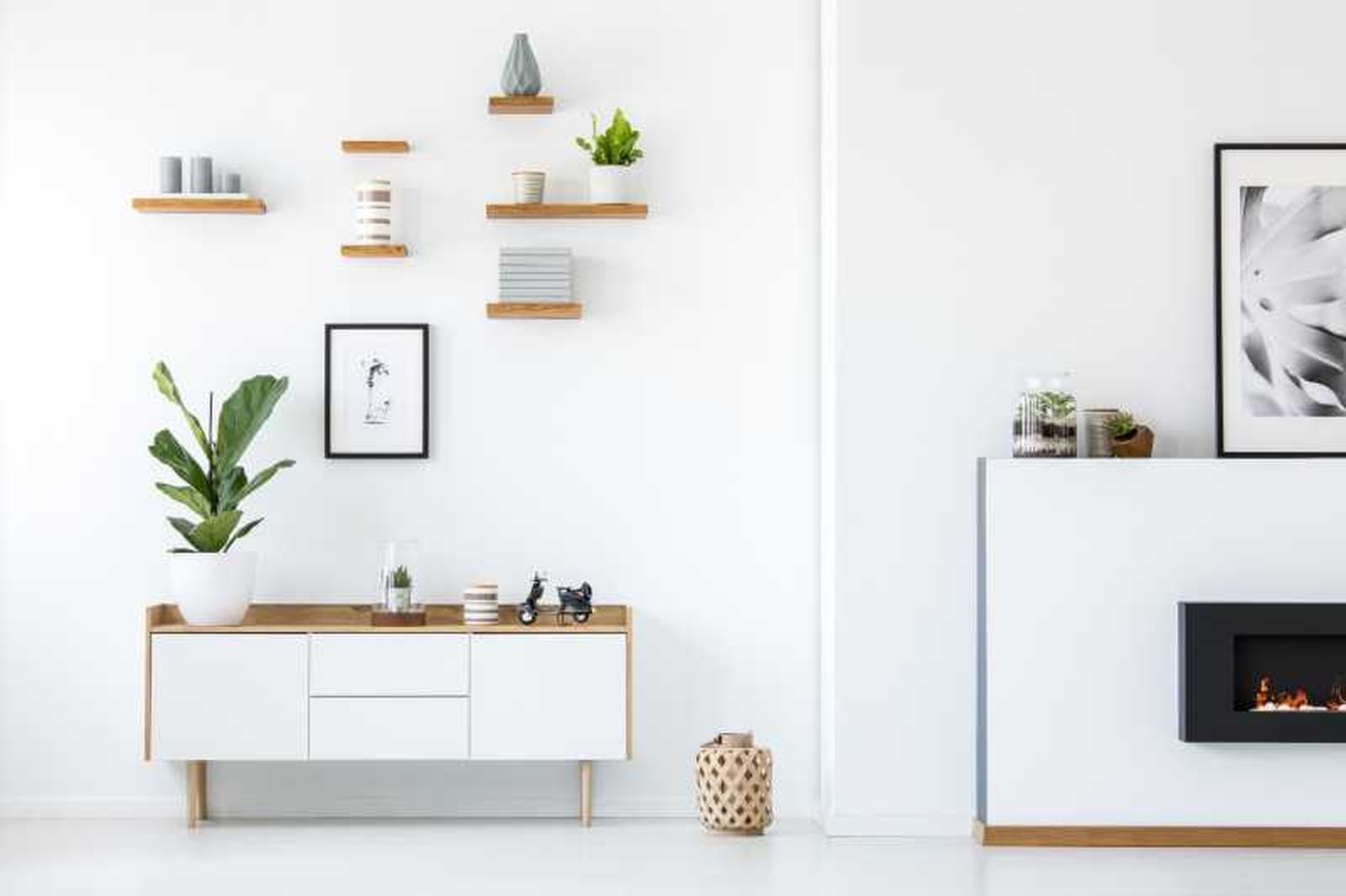 Salón blanco con decoración vertical.