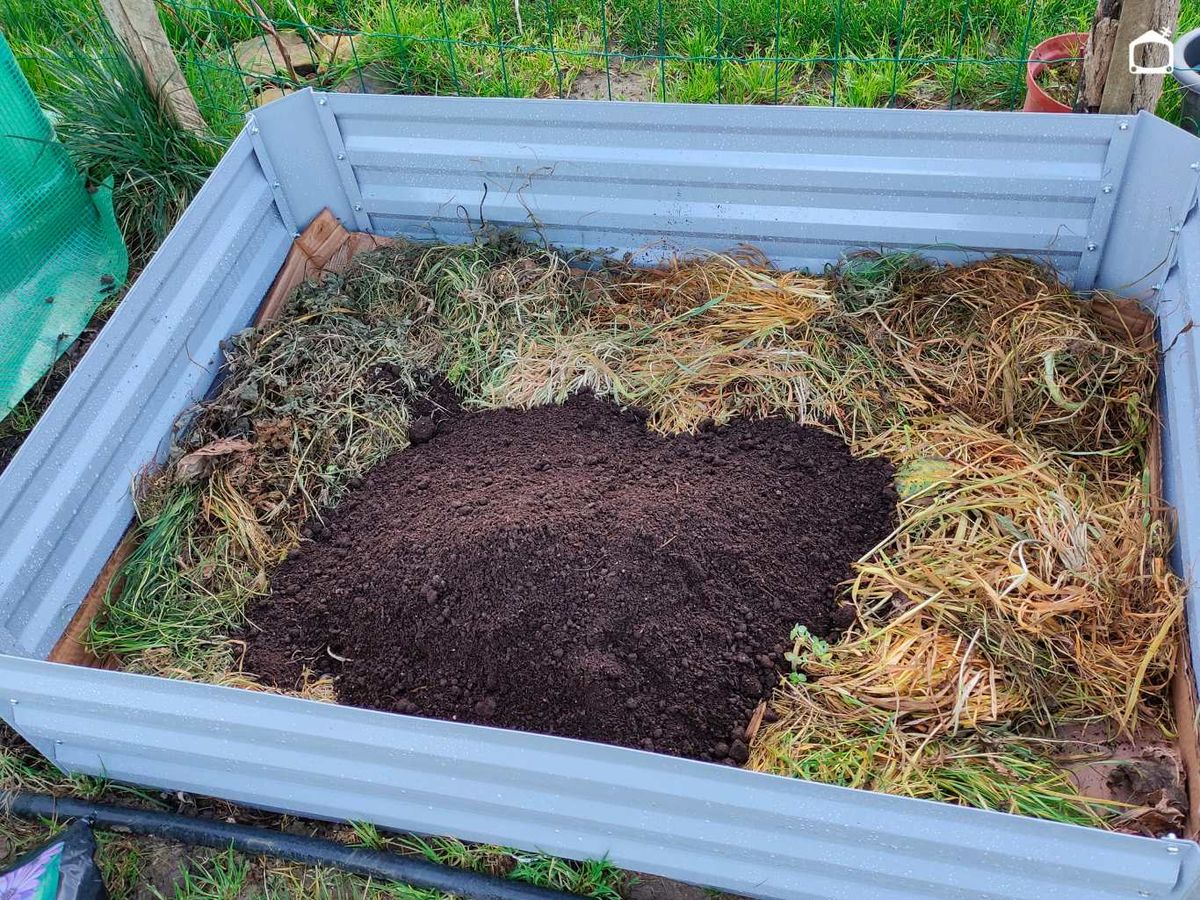 capa de hierba en el bancal lasaña