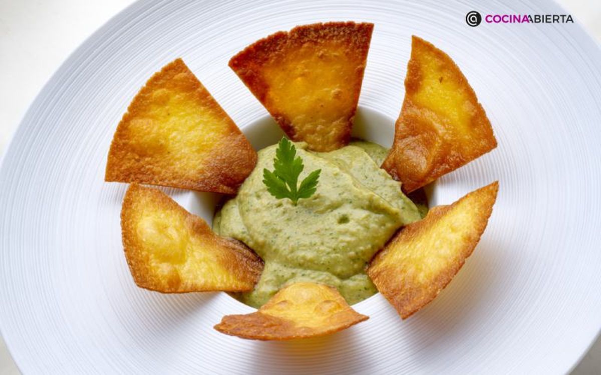 Unos nachos o totopos con guacamole son una apuesta segura