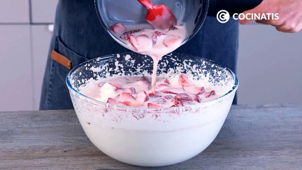 Receta de tarta de nata con fresas  paso 4
