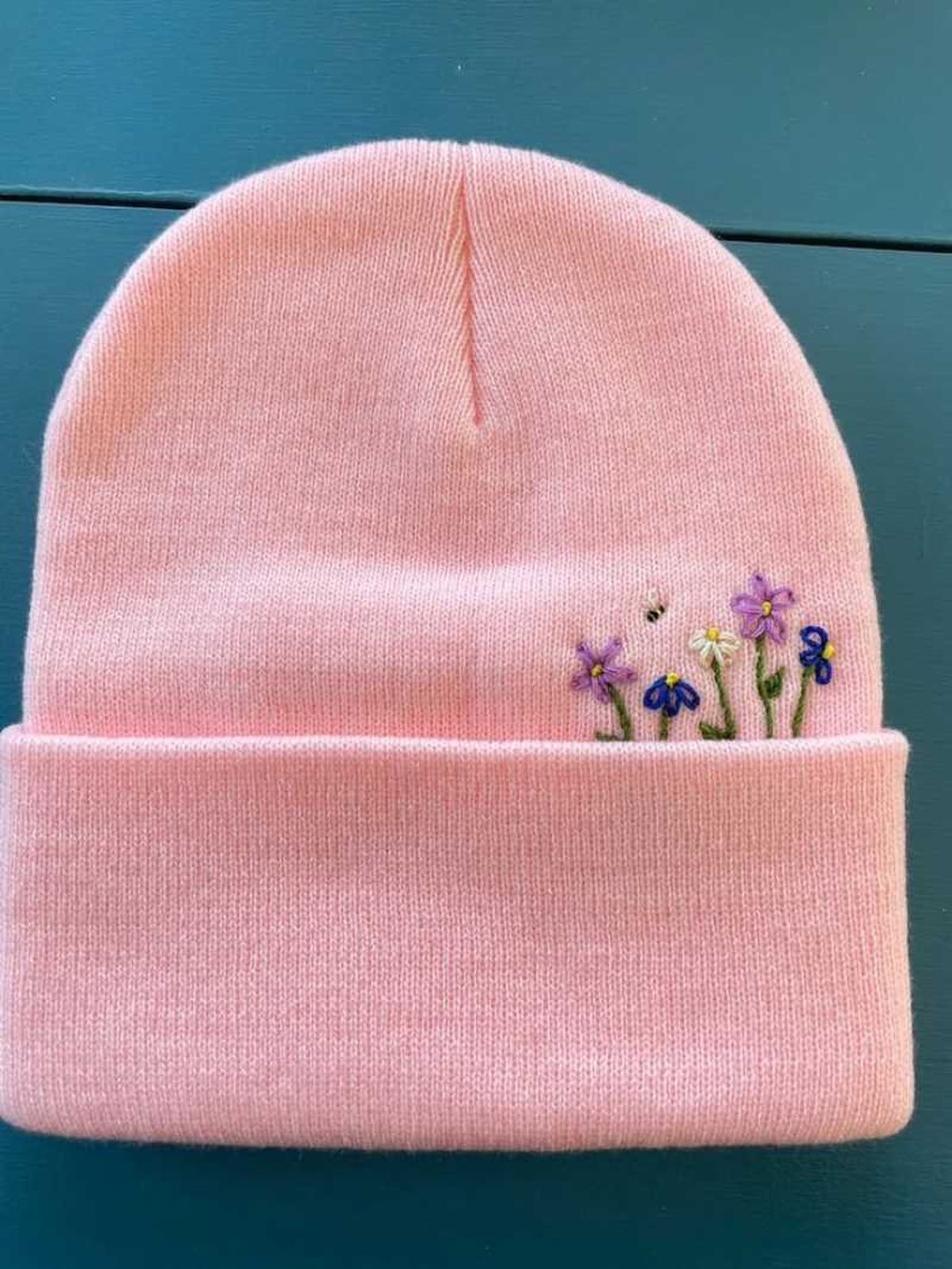 Gorro de invierno rosa con bordados..