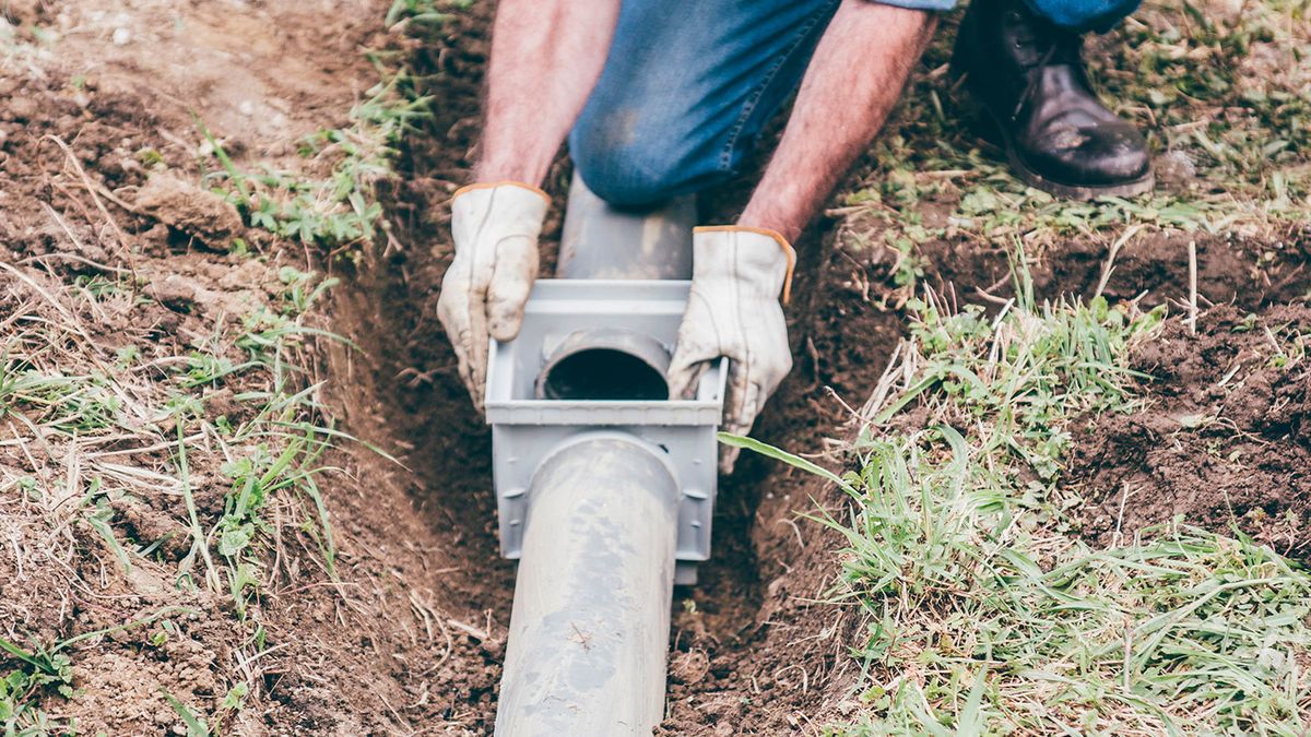 Cómo instalar un desagüe y una arqueta en el jardín paso 5