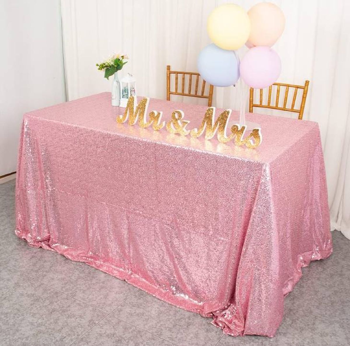 Mantel rosa de lentejuelas para celebraciones.