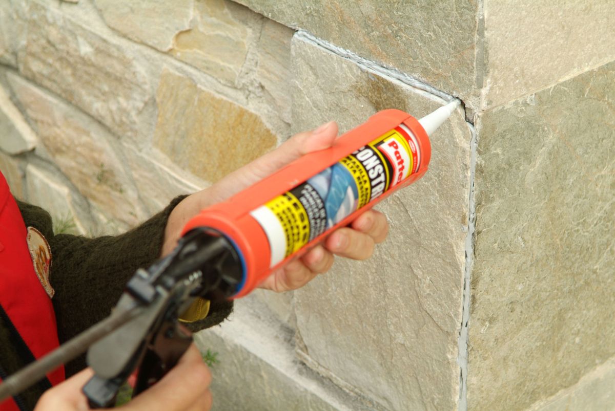 Arreglar y fijar pieza de piedra de la pared paso 4