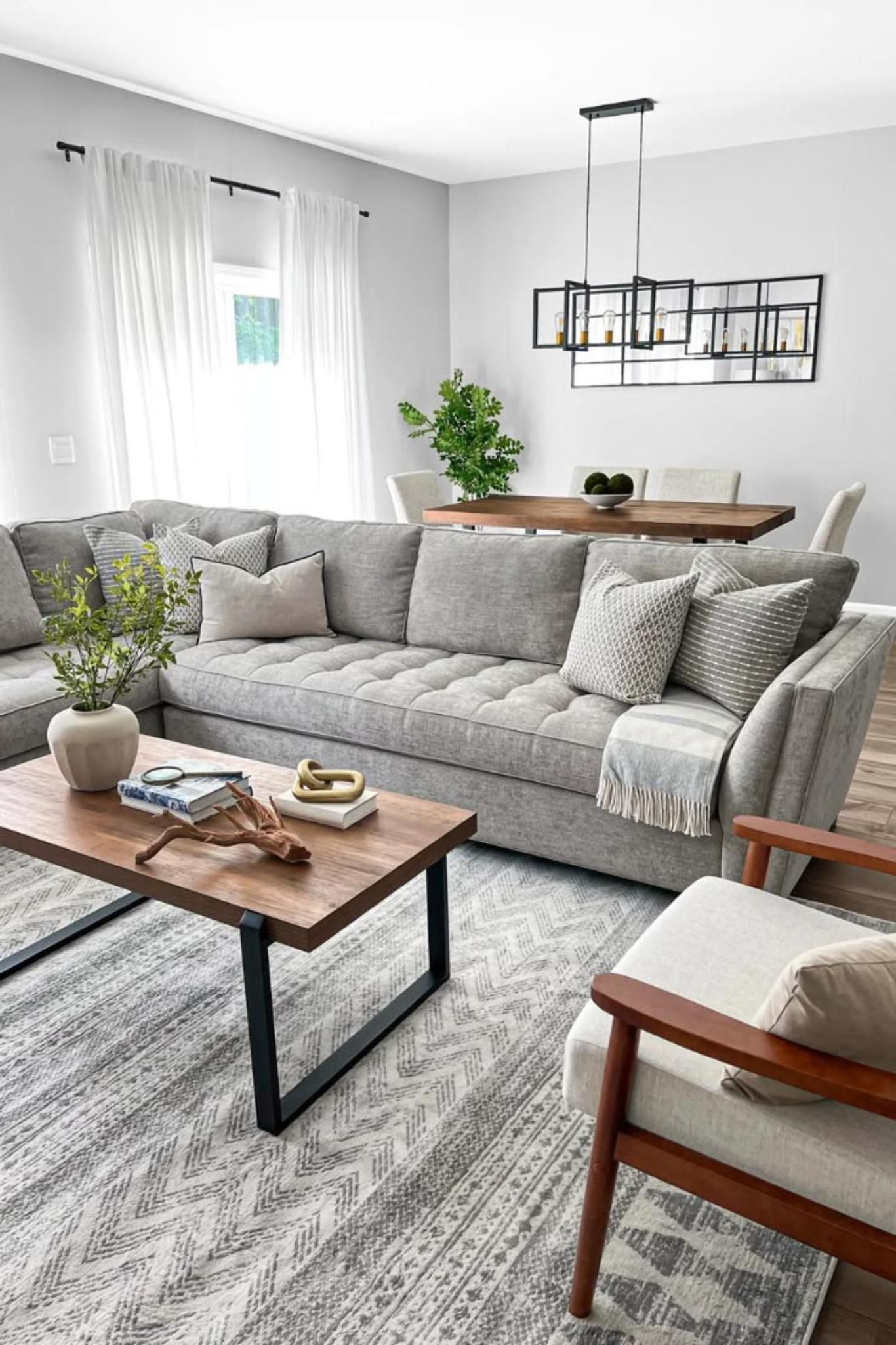 Salón comedor de estilo industrial con lámparas colgantes.