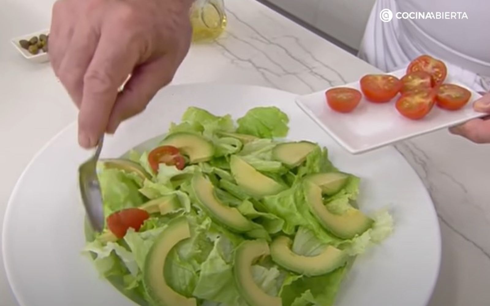 Utiliza tomates cherry para tu ensalada de aguacate