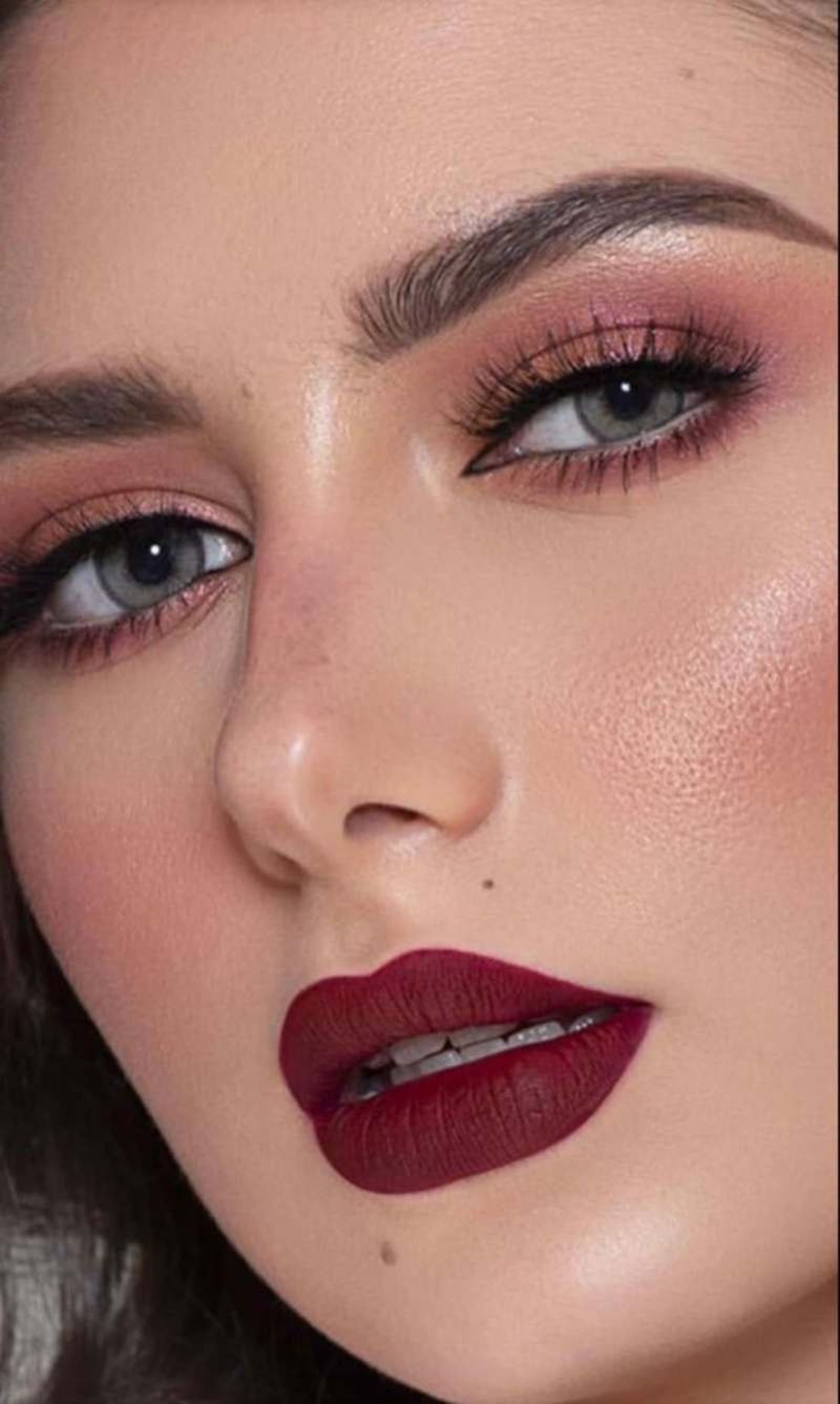 Maquillaje completo en tonos burdeos