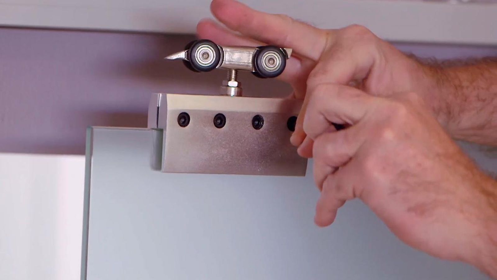 Cómo instalar puerta corredera en tabique de madera paso 5