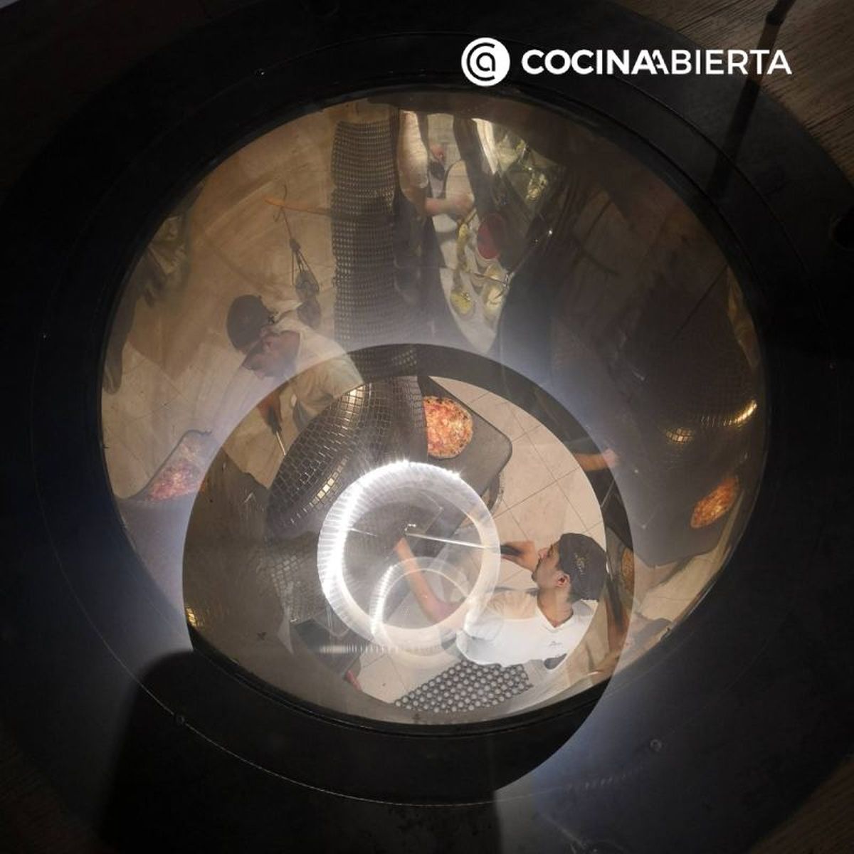 Observar mientras cenas el trabajo en los hornos hace aún más bonita la experiencia