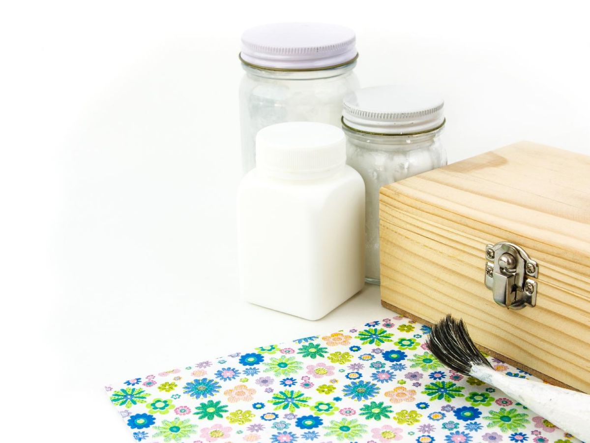 Materiales para hacer decoupage en una caja de madera.