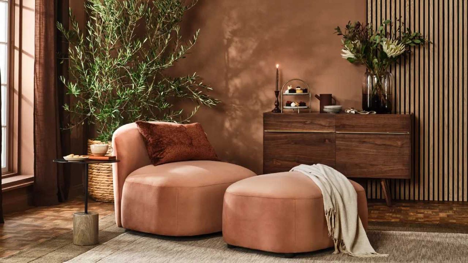 Salón decorado en tonos tostados, colores tendencia para este año.