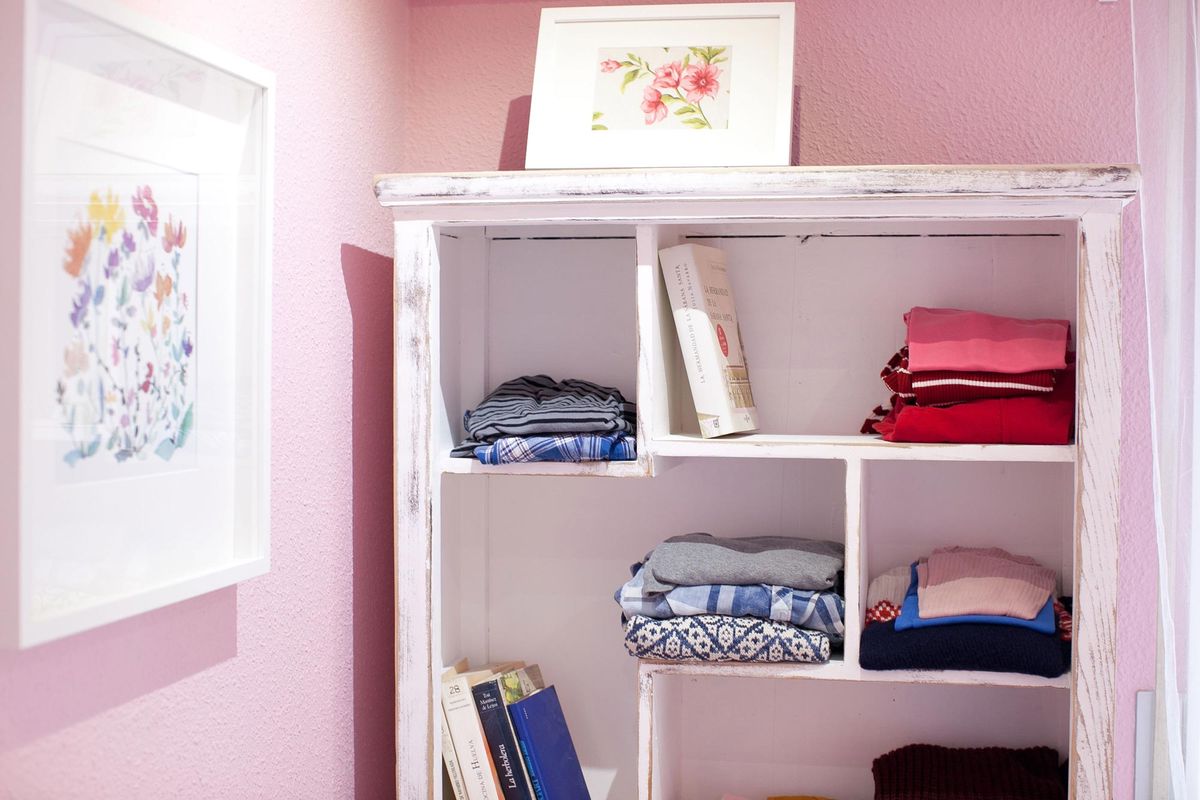 consejos evitar desorden dormitorio armario