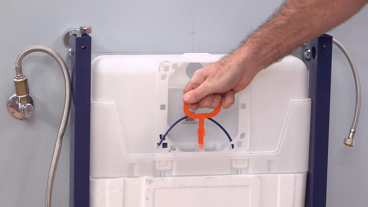 Cómo colocar un inodoro suspendido paso 8