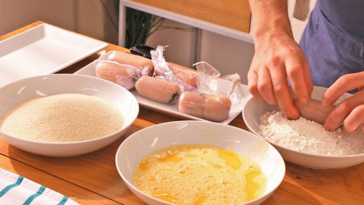 Prepara tus rollitos de pollo rebozándolos cuidadosamente para lograr un acabado dorado y crujiente al cocinarlos