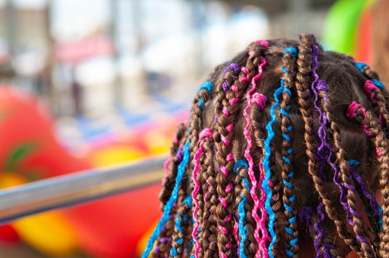 Trenzas con hilos de diferentes colores