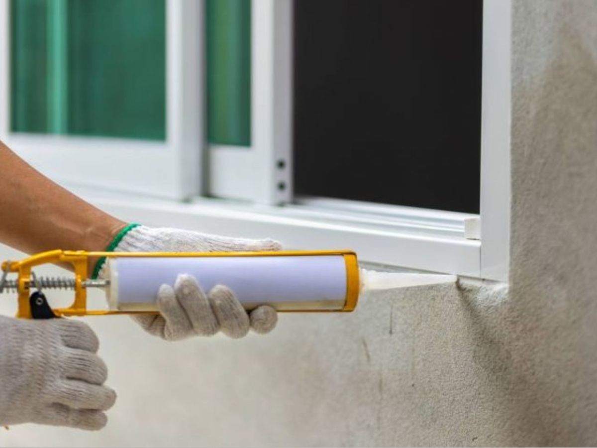 Silicona en las juntas de la ventana