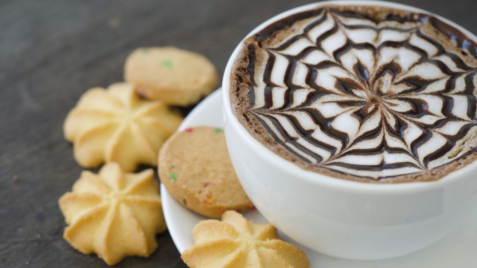 El café moka es una popular bebida que combina café expreso y chocolate