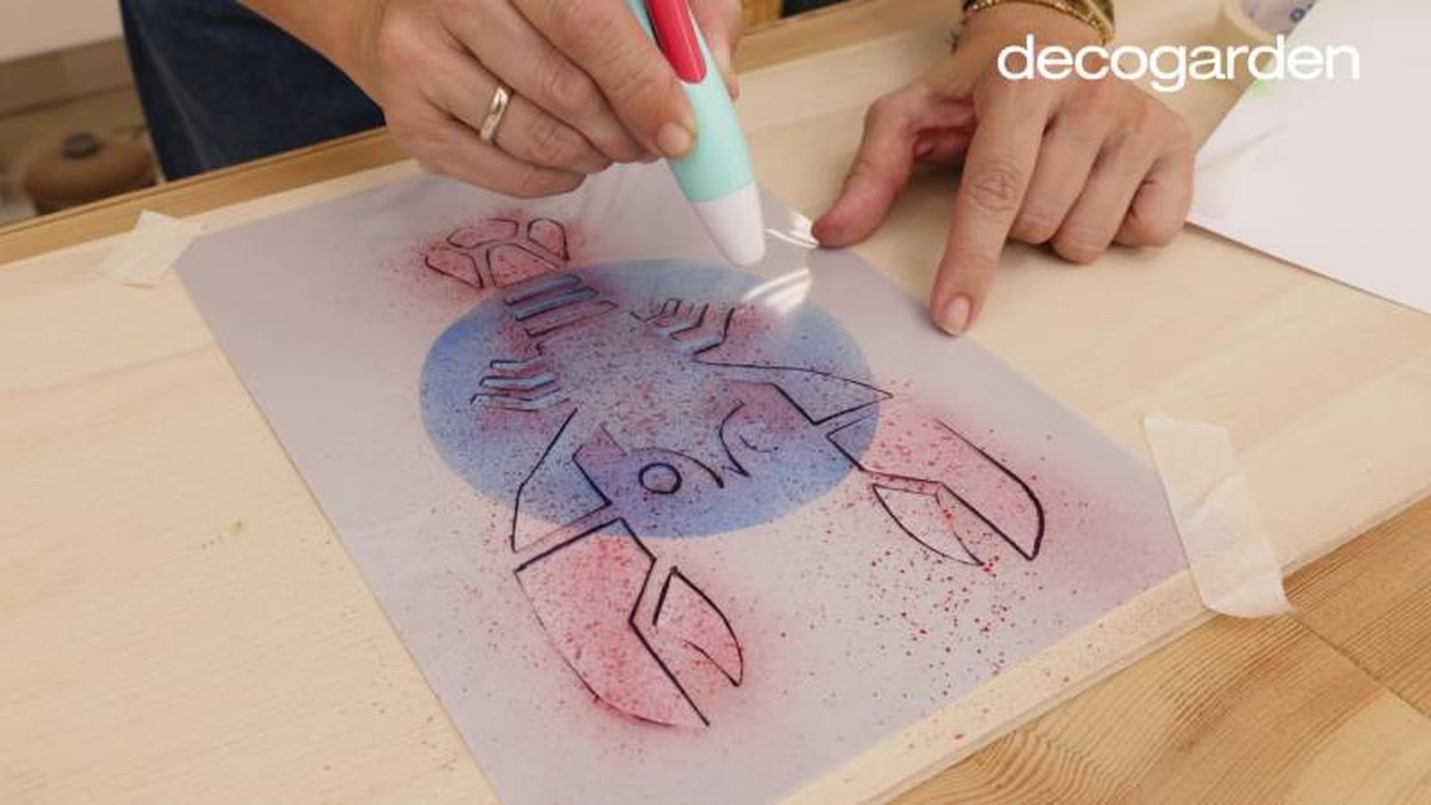 Preparar el papel y la plantilla para pintar.
