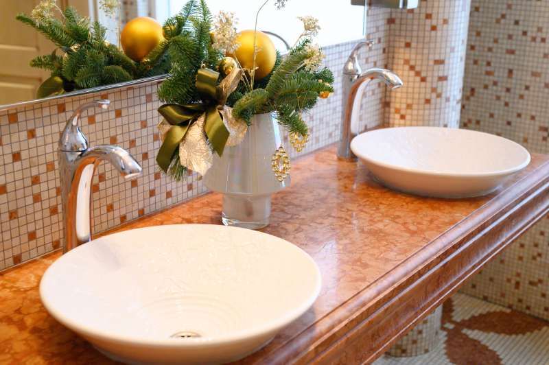 Baño con decoración navideña.