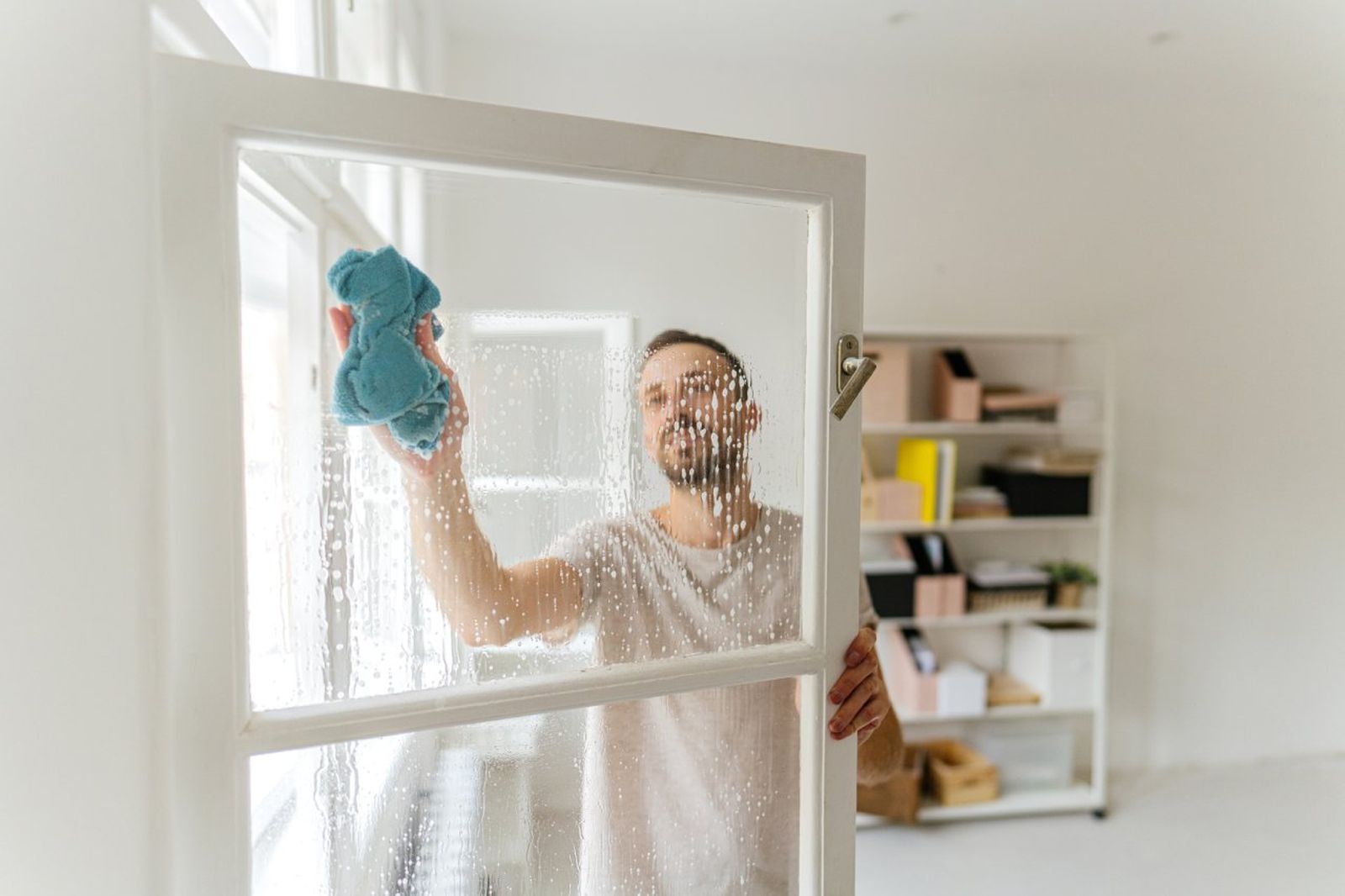 Mantén los cristales de tus ventanas impecables con estos trucos
