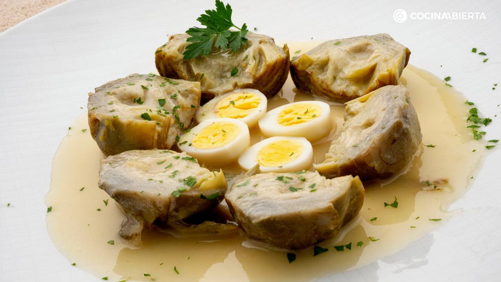 Receta de alcachofas en salsa con huevos de codorniz