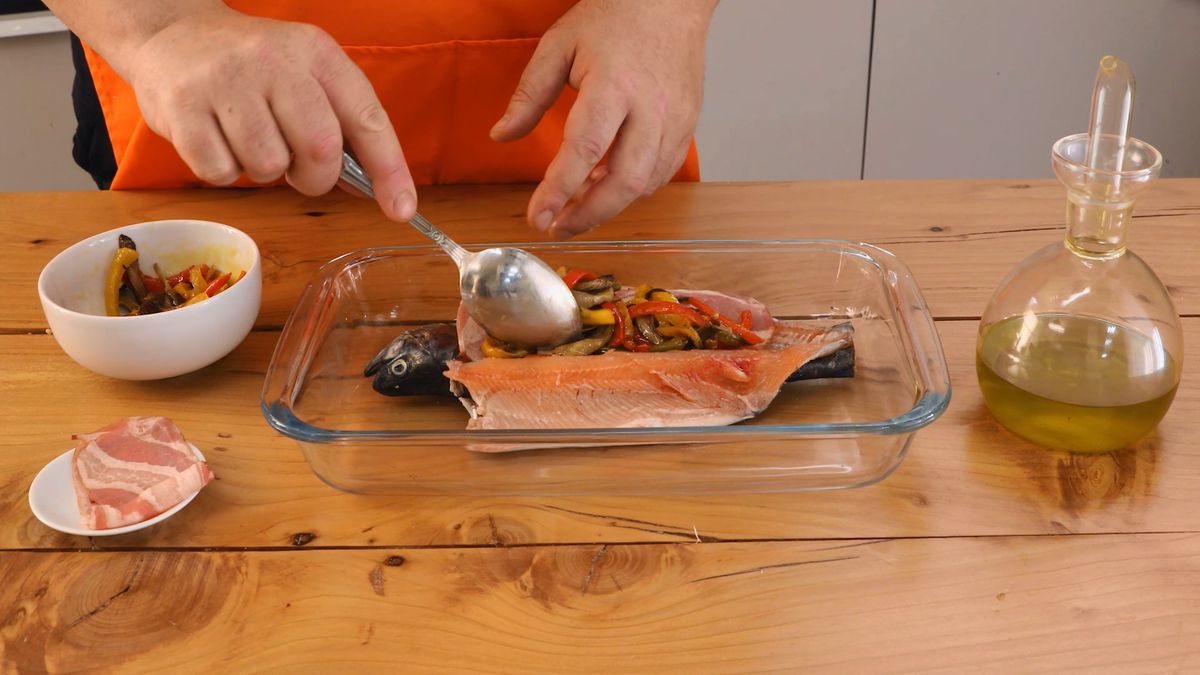 Receta de trucha al horno rellena de bacon, pimientos y setas  paso 3